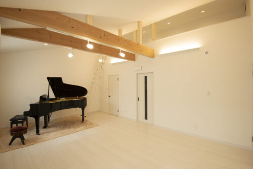 ピアノとロフトのある白い家